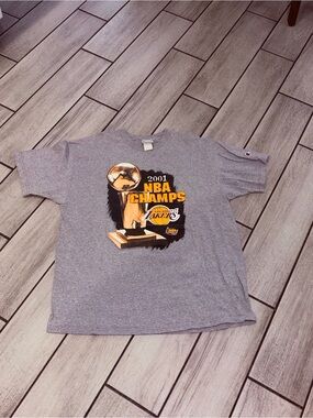Vintage Champion Gray "2001 NBA Champs" Los Angeles Lakers T‑Shirt